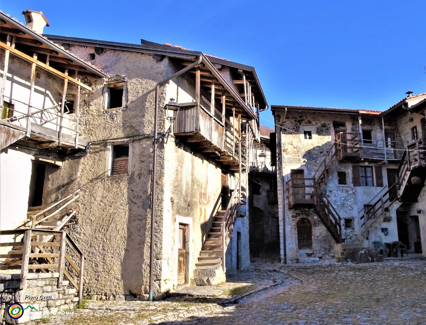 09 Antiche case del piccolo borgo di Catremerio .JPG -                                
